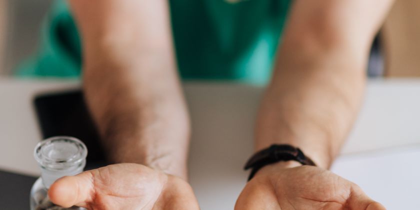 Consulta médica sobre medicação, representando desmame consciente de antidepressivos